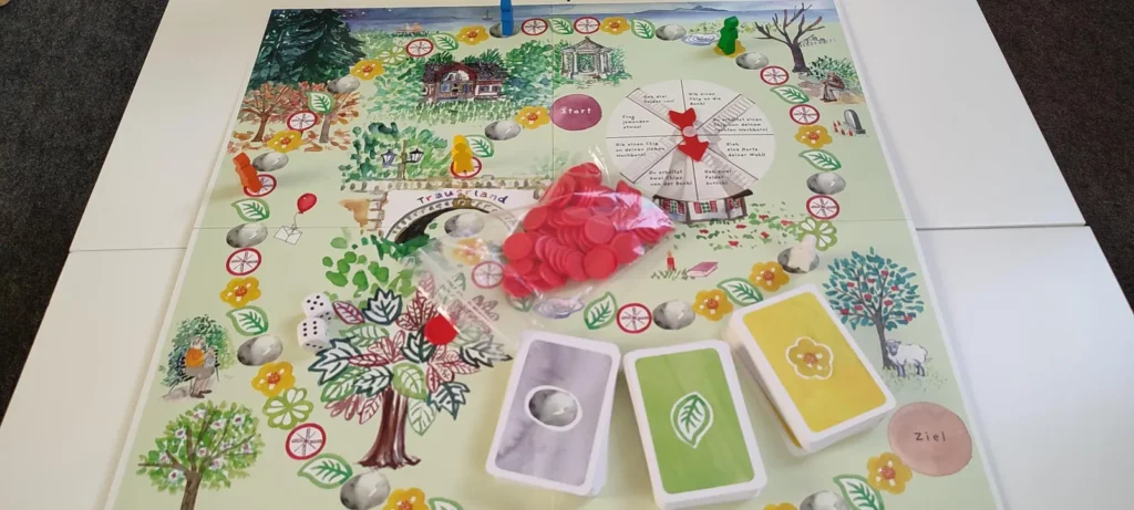 Ein buntes Brettspiel mit Karten auf einem Tisch.